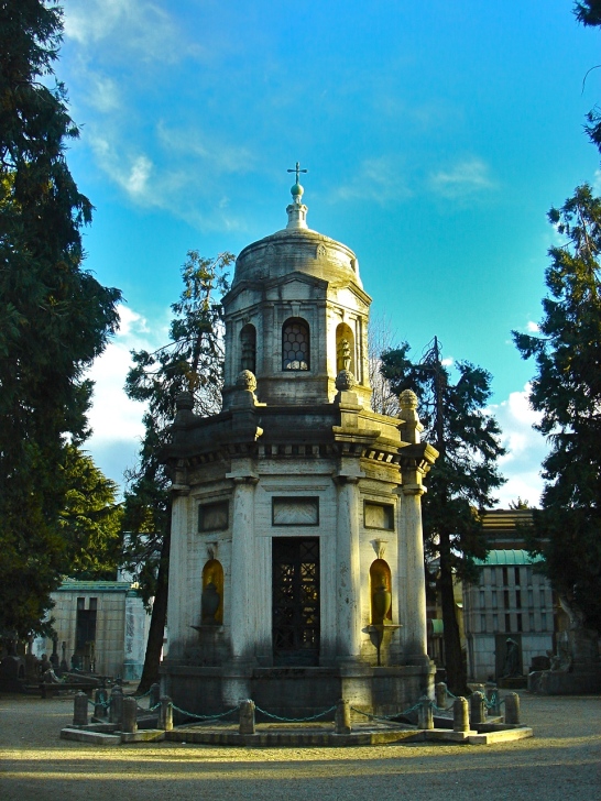 Milano.Cimitero Monumentale - architetture tombe di famiglia