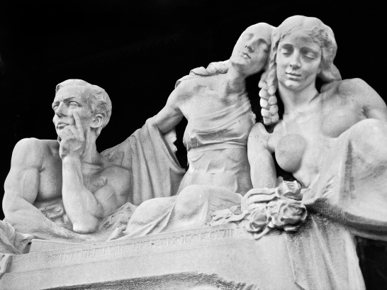 Milano.Cimitero Monumentale - scultura nel Famedio