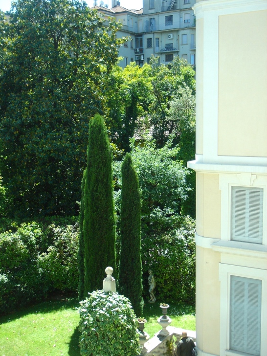 MIlano - Palazzo Bocconi - Cortili Aperti 2013 - giardino visto dal Circolo della Stampa